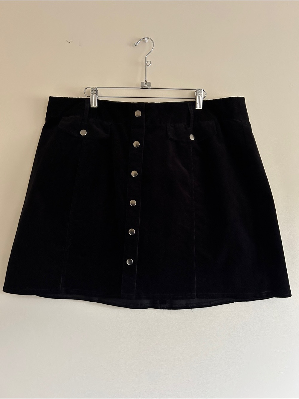 torrid Black Corduroy Cotton Button-Front Mini Skirt with Pockets. Size 18